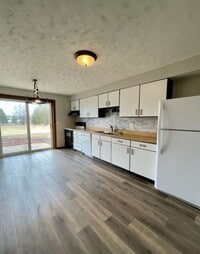 Building Photo - 1352/1354 W. Hiawatha Drive