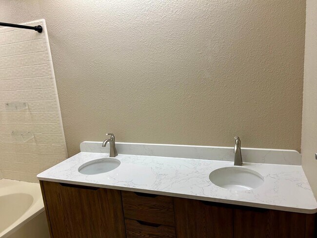 Building Photo - 10015 E Mountain View Rd