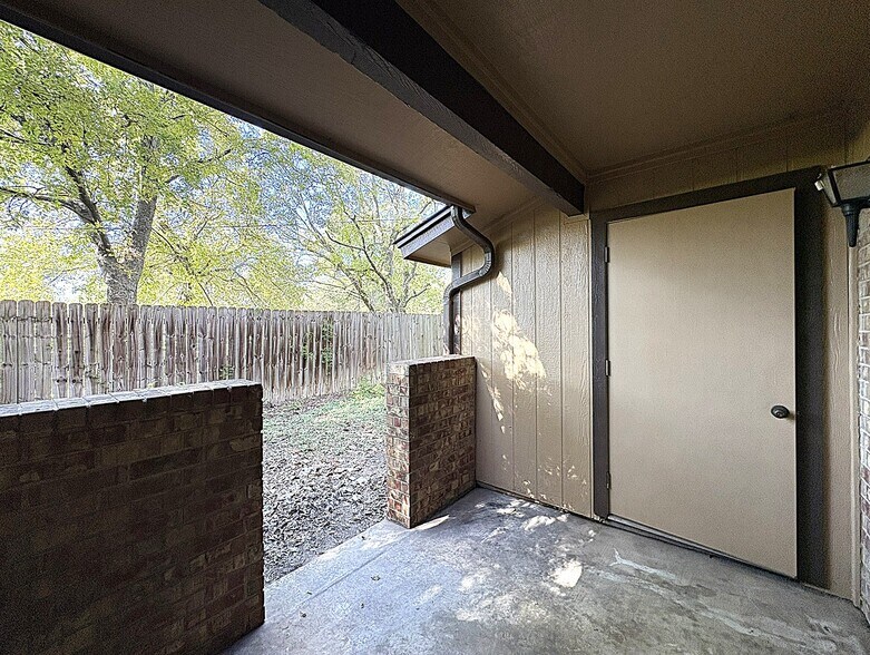 Building Photo - 3901 Hereford Ln