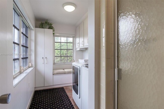 Building Photo - 2130 NE 15th St