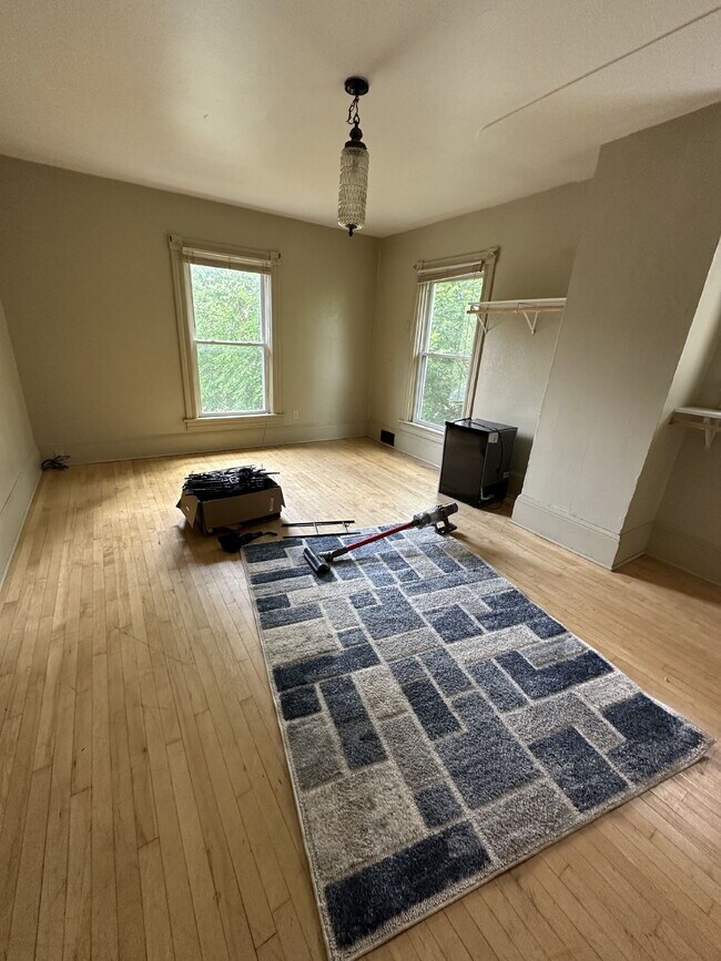 Building Photo - Great 6 bed 3 bath not far from UWEC! Available June 1st