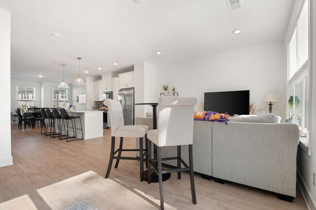 Building Photo - Stunning Like-New Townhome in Prime South Durham Location!