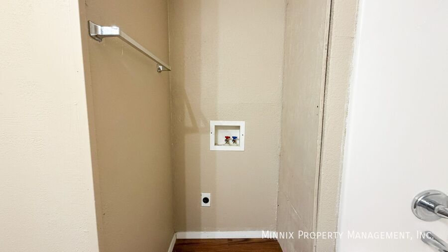 Building Photo - 310 E Lynn St