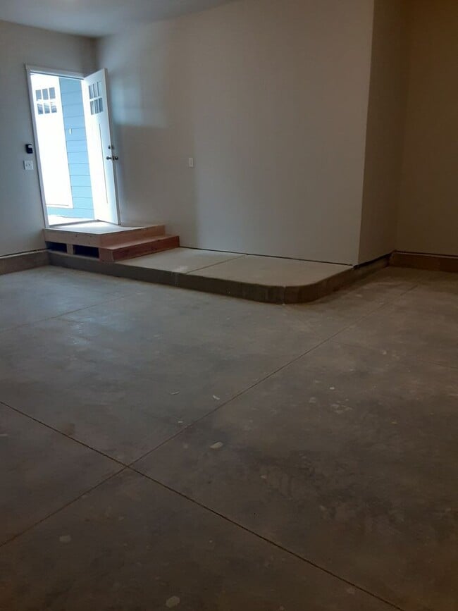 Building Photo - Modern Living in a 3-Bed, 2-Bath Townhome with Attached 2 Car Garage