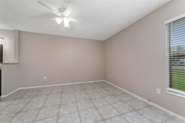 Building Photo - 140 Lakepointe Cir