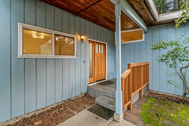 Building Photo - 6 Bedroom Home minutes from Saltwater Park...