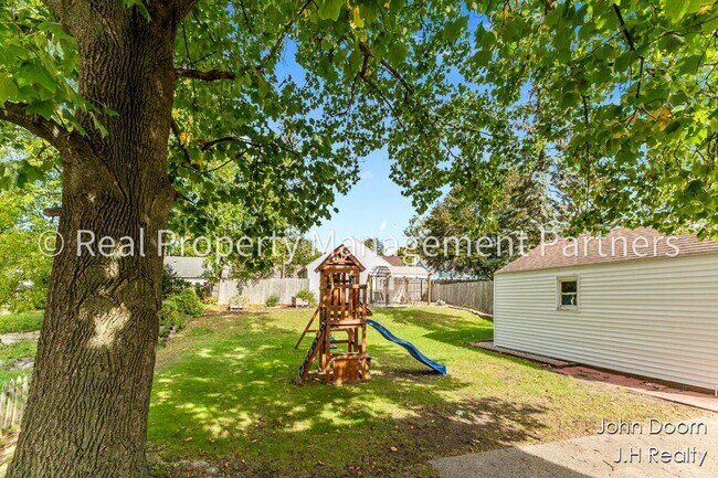 Building Photo - Spacious 3-Bedroom Home in Alger Heights – Modern Kitchen, Private Yard & Garage