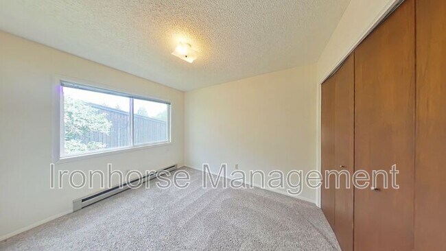 Building Photo - 515 S 15th Ave