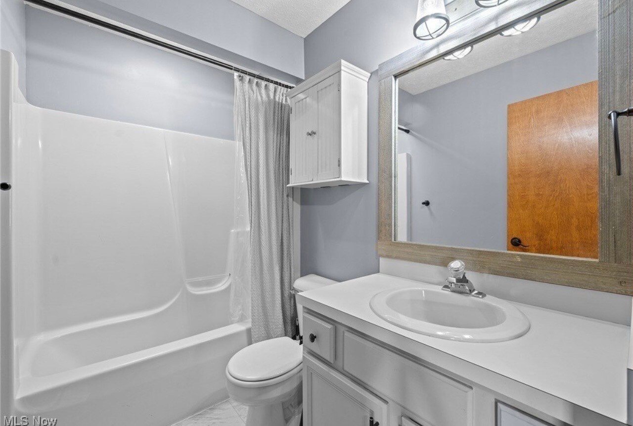 Upstairs bath - 430 Charleton Dr