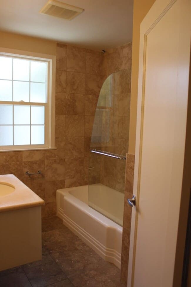 Building Photo - 709 N Claremont St