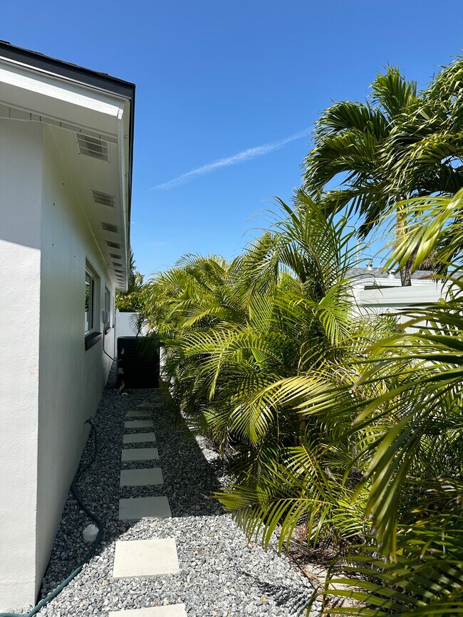 Building Photo - 408 Penguin Dr