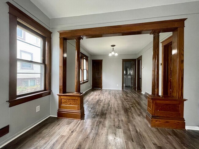 Building Photo - Bright and Charming 5 Bedroom 1.5 Bathroom...