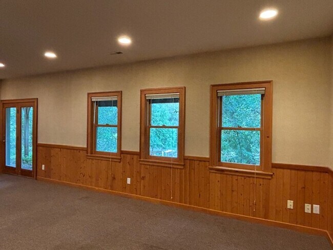 Building Photo - Spacious 4 BR/4 BA Single-Family Home in a...