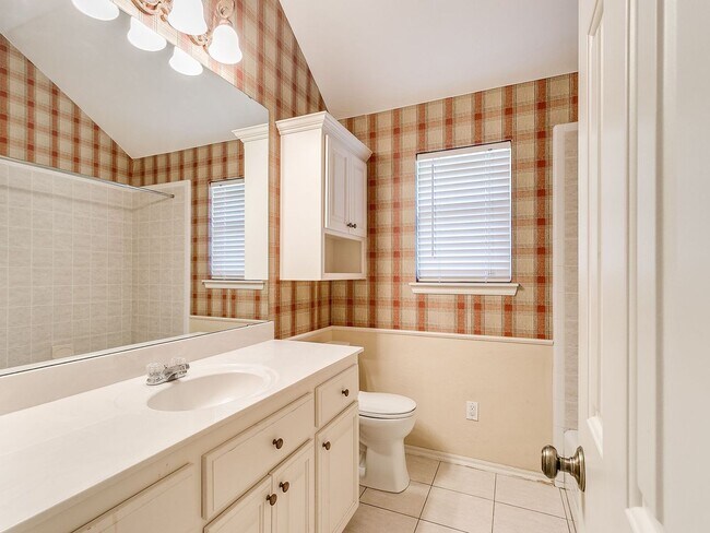 Building Photo - Beautiful Home With Lake View - 3 Bed + 2 Bath