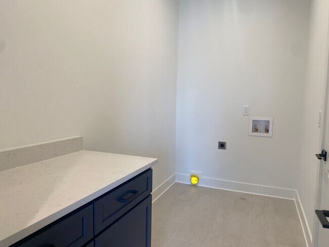 Building Photo - 4 Bed 3 Bath - 4 Min from Downtown - LAWN CARE INCLUDED