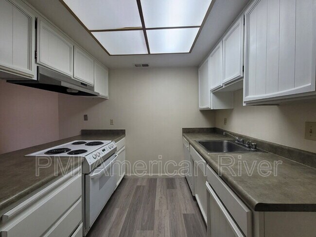 Building Photo - 9138 Nasreen Dr