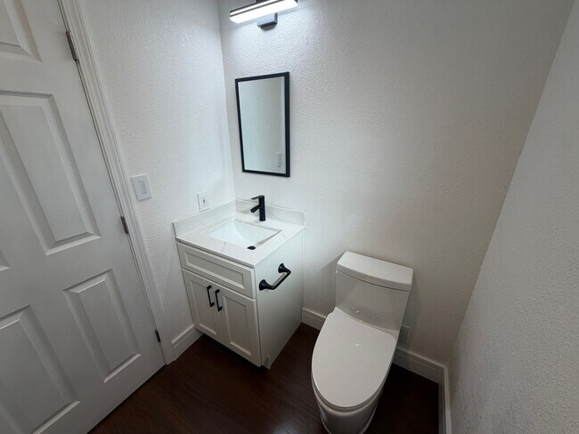 Building Photo - 3 bed 2 Bath Home Recently renovated single-family home in Fairfield,