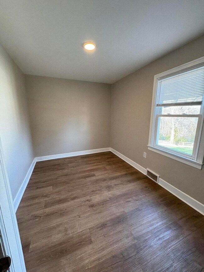 Building Photo - 5 Lake St