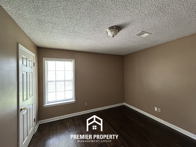 Building Photo - Beautiful 3BR/2BA Near Southwind | 1,681 Sq Ft, Vaulted Ceilings, Hardwood Floors & Garage