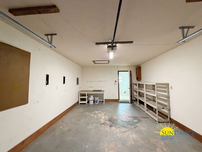 Building Photo - 4 miles from Hurlburt Field, 3 Bedroom beautiful home!