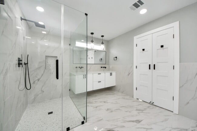 Building Photo - 1218 Des Jardines St