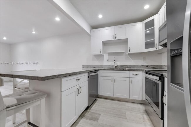 Building Photo - 9301 SW 92nd Ave