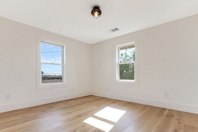 Building Photo - Huge (1,500 square feet) 2 bed, 2.5 bath in Lincoln Heights with parking, in-unit laundry and pri...