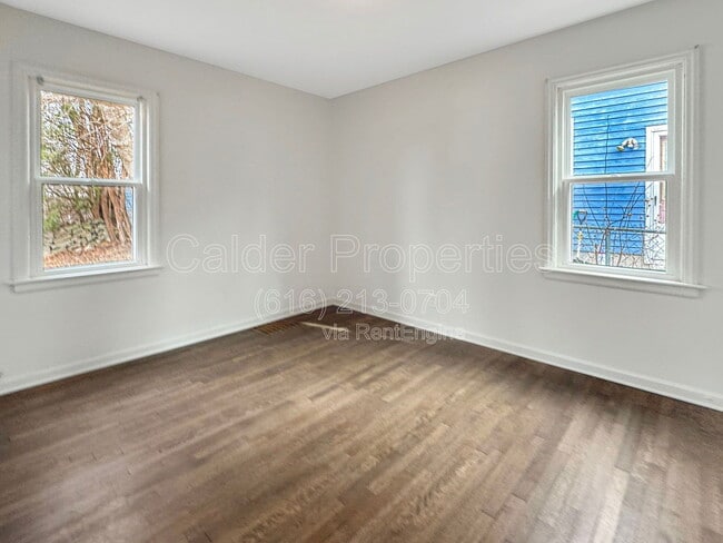 Building Photo - 1039 Kentwood Dr NE