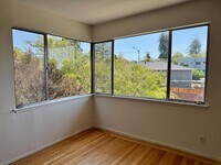 Building Photo - Natural Light Flooded 2 Bedroom Apartment ...