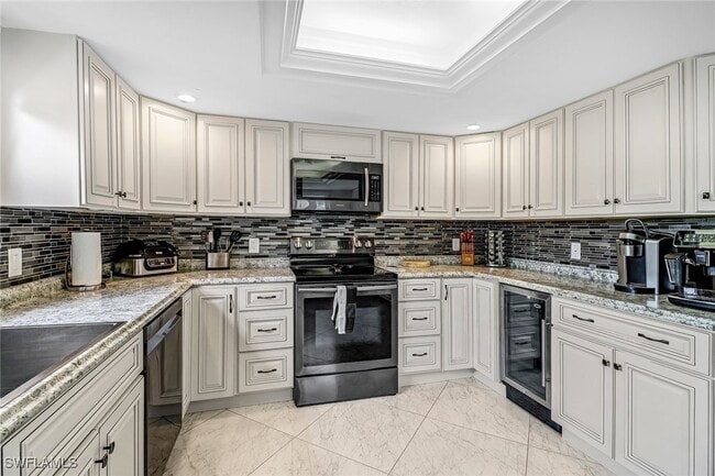 Building Photo - 185 Cypress Way E