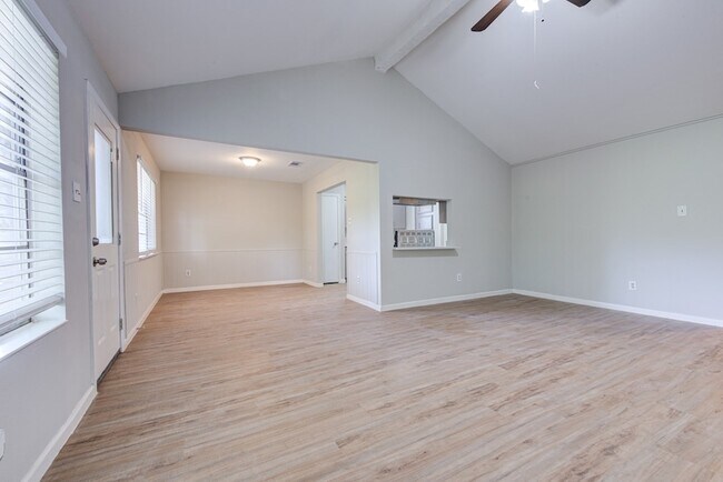 Building Photo - 2035 Deerhurst Ln