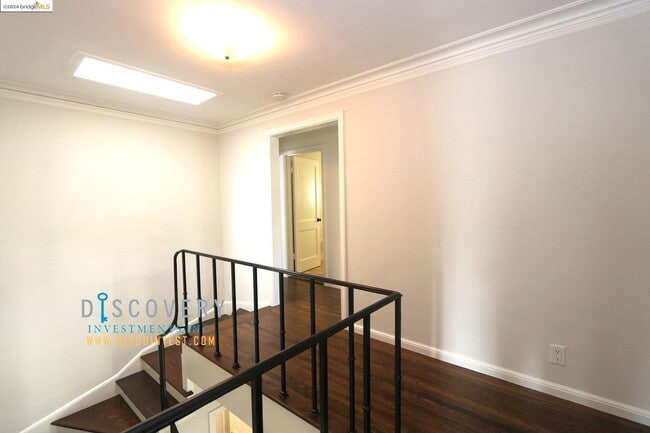Building Photo - 220 Sandringham Rd