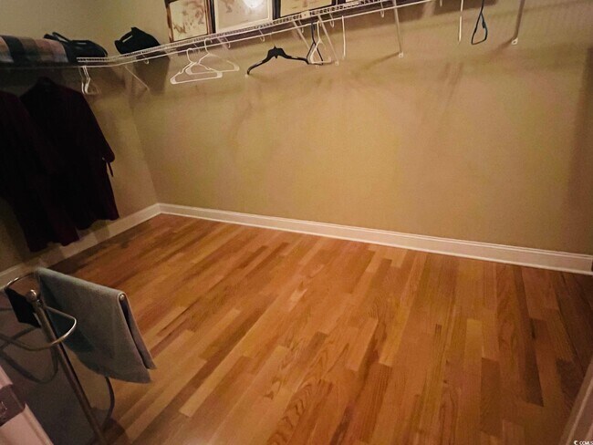 Building Photo - 584 Summerhill Dr