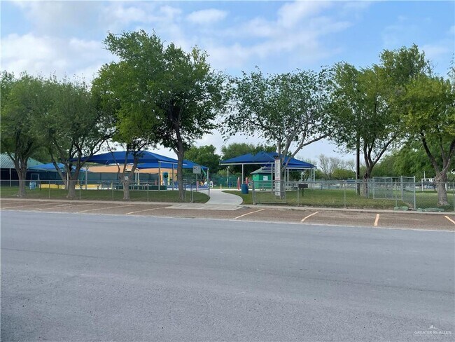 Building Photo - 700 E Patsy Dr