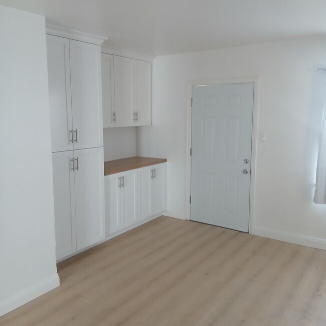 Building Photo - 434 S Del Mar Ave