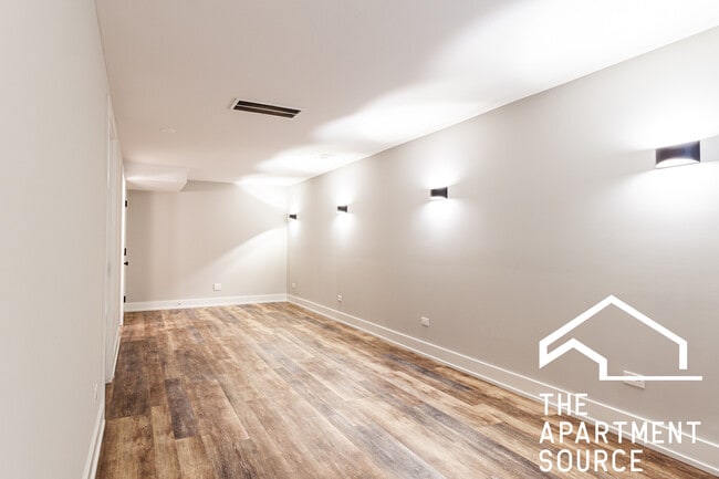 Building Photo - 2509 W Diversey Ave