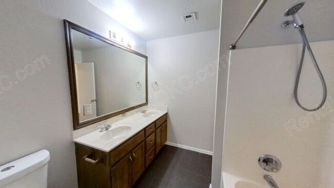 Building Photo - 4 Bed 2 Bath near Buck Thomas Park.