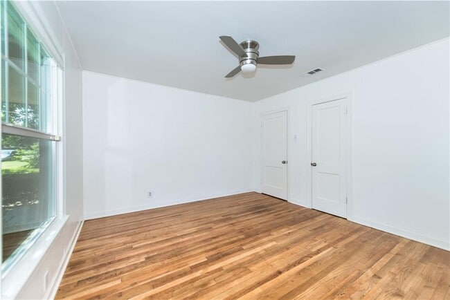 Building Photo - 906 E 53rd St