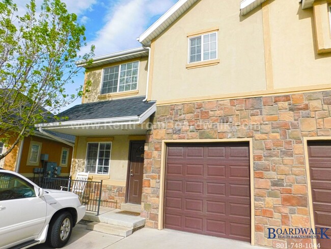 Building Photo - Beautiful 3 Bedroom Townhome End Unit in D...