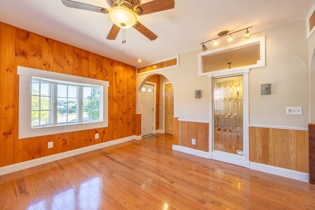 Building Photo - Available Now! Spacious 3-Bedroom Duplex in Griswold