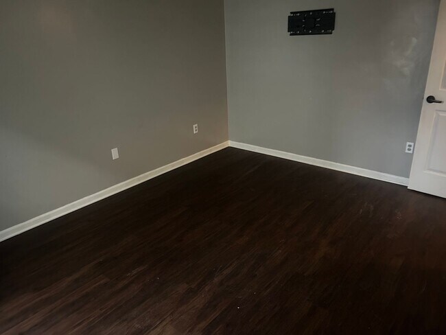 Building Photo - 4 Bedroom House