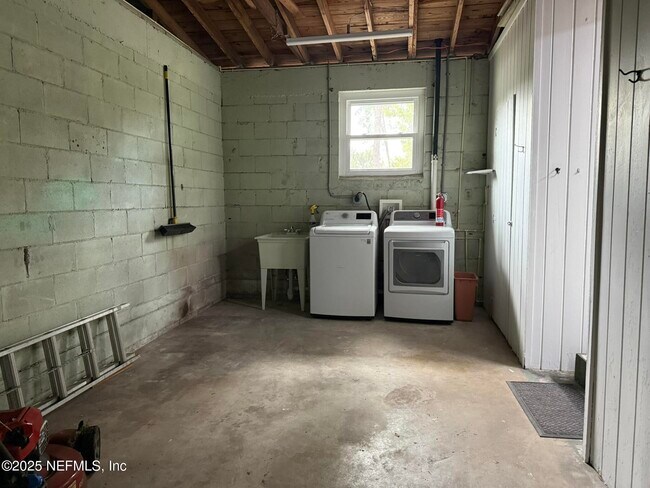 Building Photo - 3859 Via De La Reina