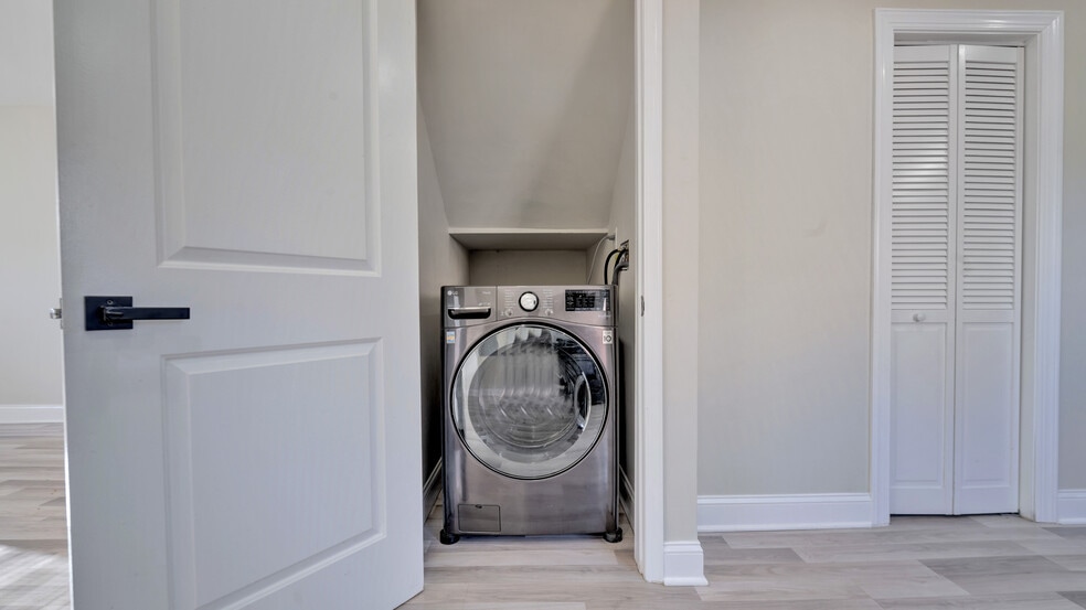 Building Photo - 5338 Jay St NE