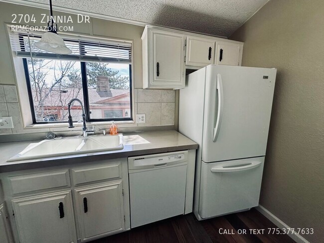 Building Photo - 2704 Zinnia Ave