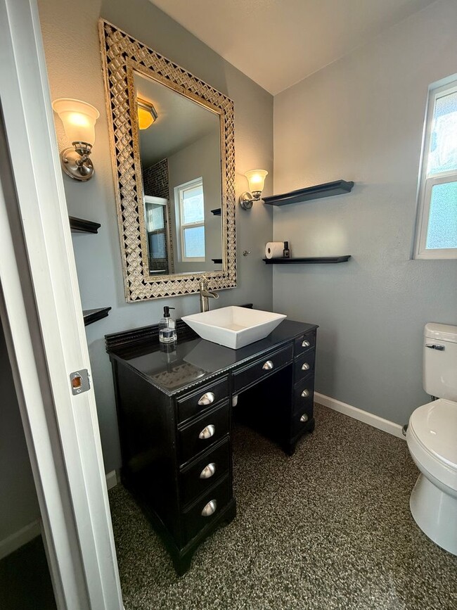 Building Photo - Beautiful 3 Bedroom 2 Bath Single Family Home AVAILABLE NOW!!