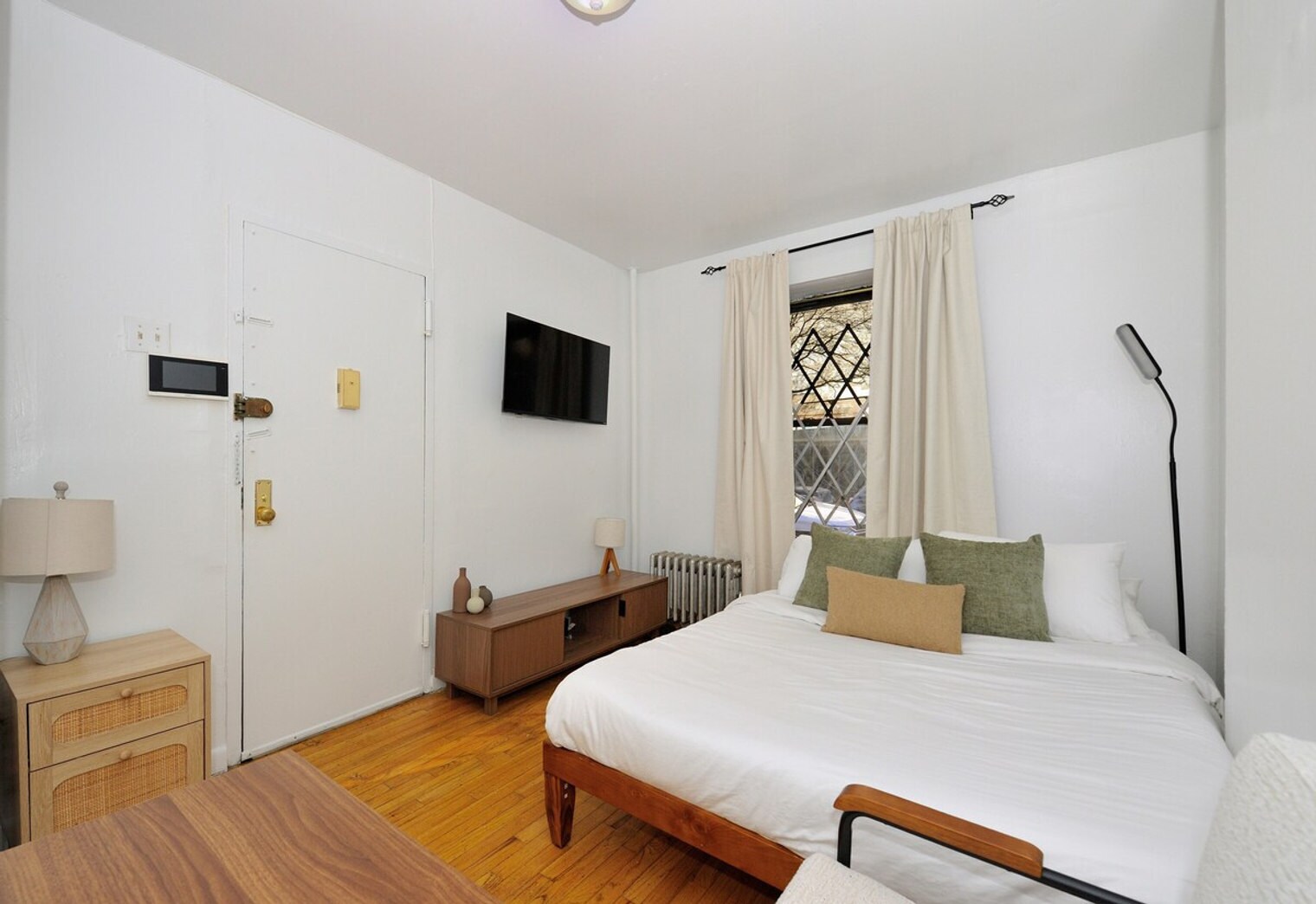 Building Photo - 422 W 56th St