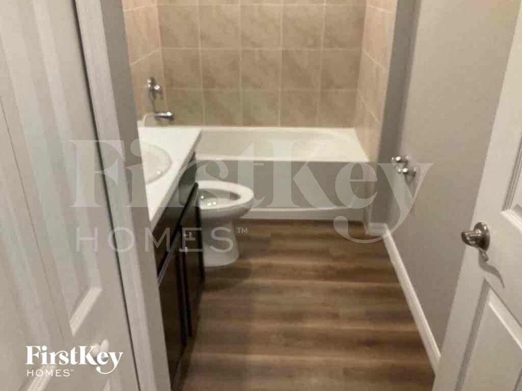 Building Photo - 1235 Desmond St