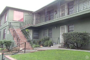 building - 450 W 20th St