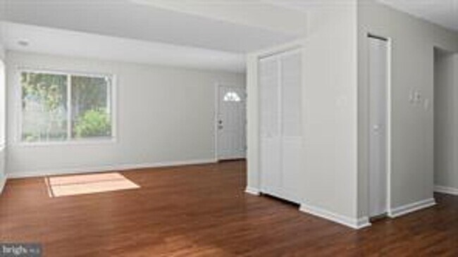 Building Photo - RENOVATED TOWNHOUSE WITH 3 BEDROOMS AND 1.5 BATHS, FENCED BACKYARD