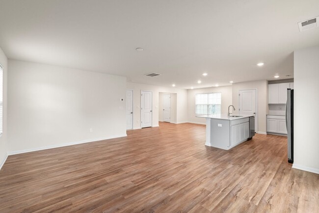 Building Photo - Move-in Ready 5 Bedroom Home!